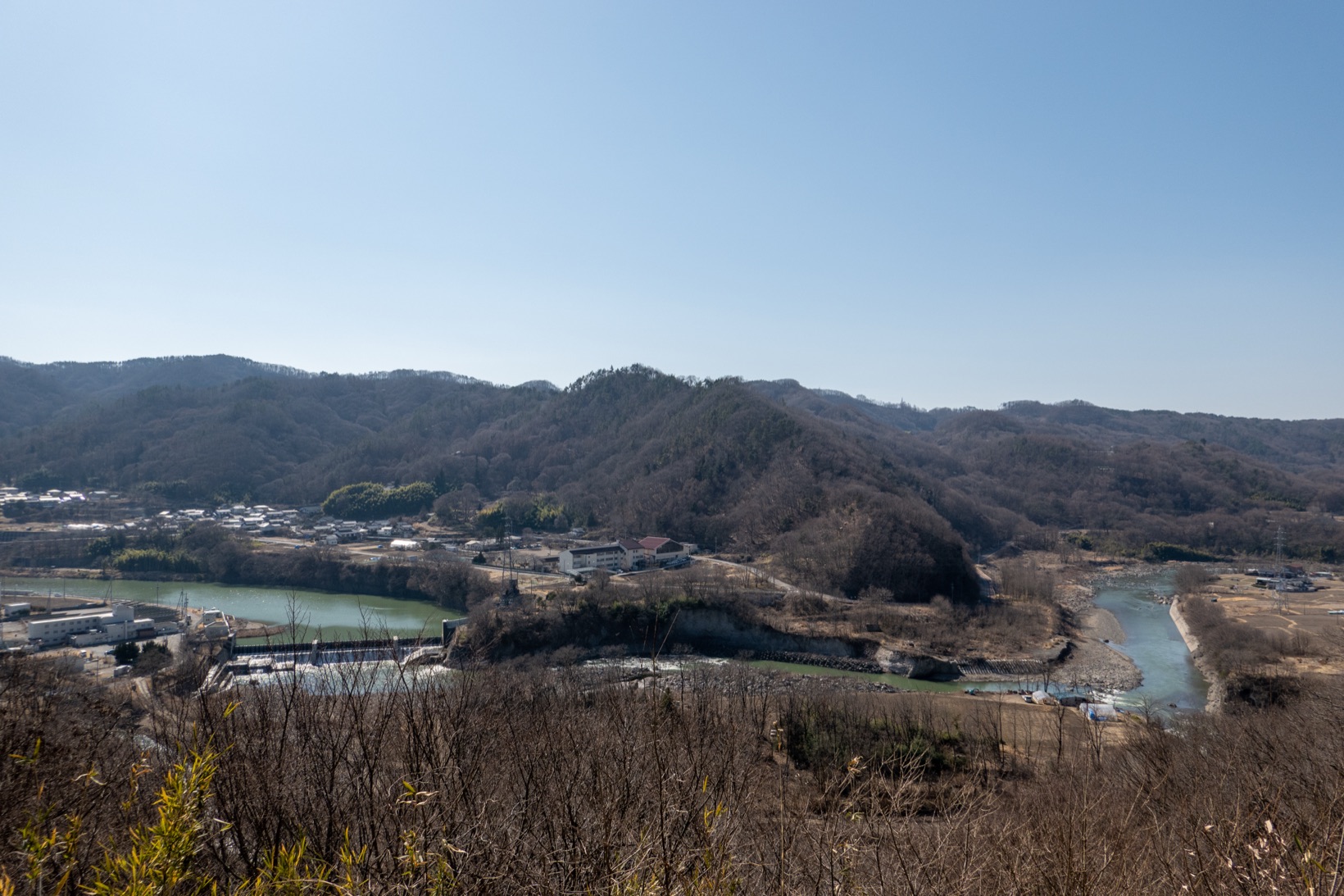 里山と川が流れる地方の風景